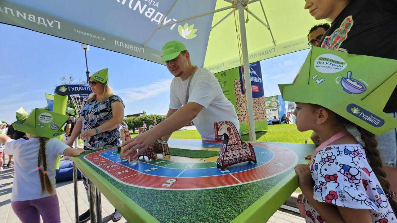 Фото Гигантская яичница и турнир по ловле рыбы. Опубликованы кадры масштабного «Пикник феста» на Михайловской набережной 26 - Сиб.ФМ Фото Гигантская яичница и турнир по ловле рыбы. Опубликованы кадры масштабного «Пикник феста» на Михайловской набережной 26